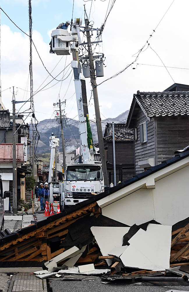 北陸電力送配電の指示の下、復旧作業にあたる東京電力パワーグリッドと関電工(1月29日、輪島市)