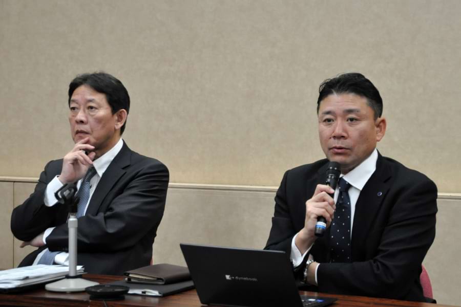 2024年春闘の方針について会見する神保中央執行委員長（右）