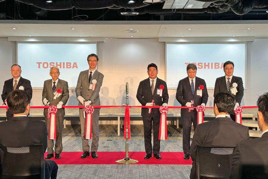 テープカットで開所を祝う島田社長(左から3人目)と福田市長(同4人目)ら