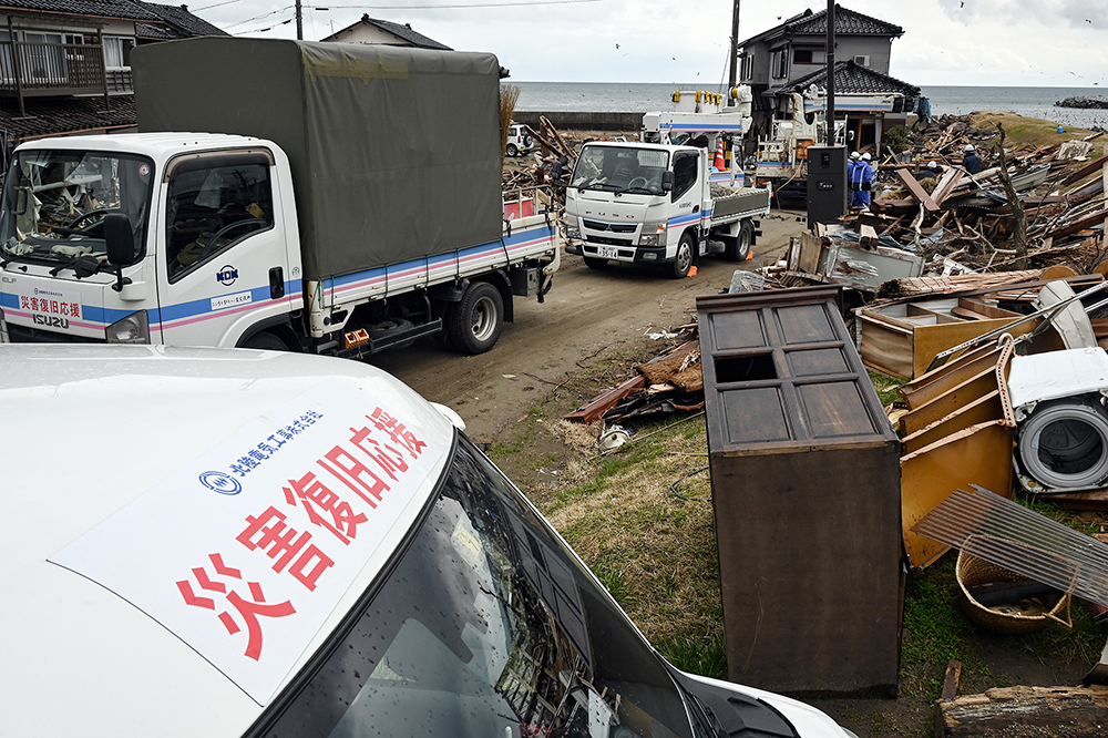 津波による被害を受けた珠洲市の沿岸地域。北陸電力送配電が行政機関と連携し、道路啓開と歩調を合わせた復旧作業を進めている