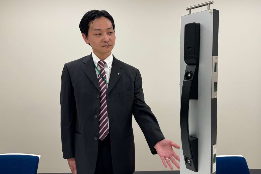 開発中のマター対応製品を紹介する美和ロックの担当者