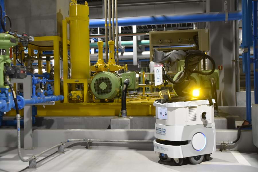 石狩湾新港１号機の制御油ポンプを点検するロボット(右）