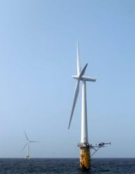 Ｈｙｗｉｎｄ　Ｎｏｒｗａｙの2300㌔㍗浮体式風車（筆者撮影、左下の遠景はＴｅｔｒａＳｐａｒ3600㌔㍗浮体式風車）