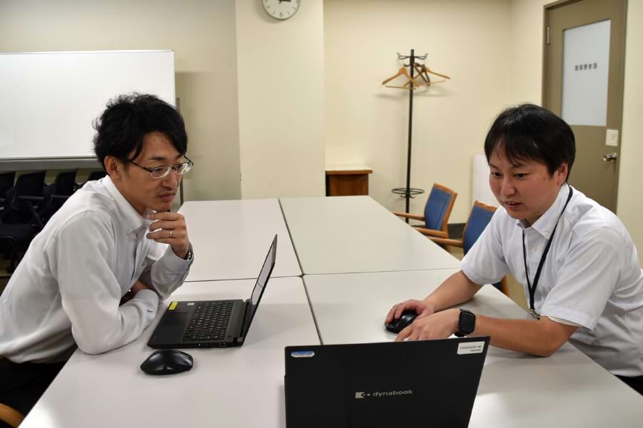  仕事の打ち合わせをする井上さん（右）と中田さん 