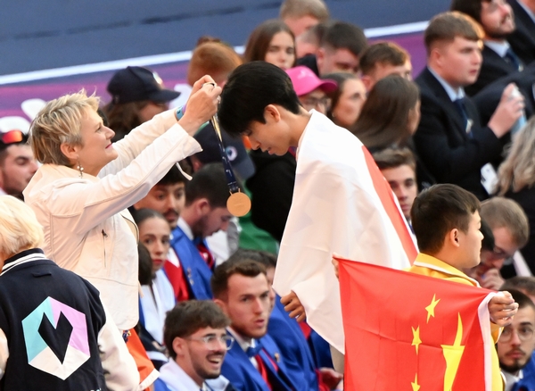 メダルを授与される郡安選手