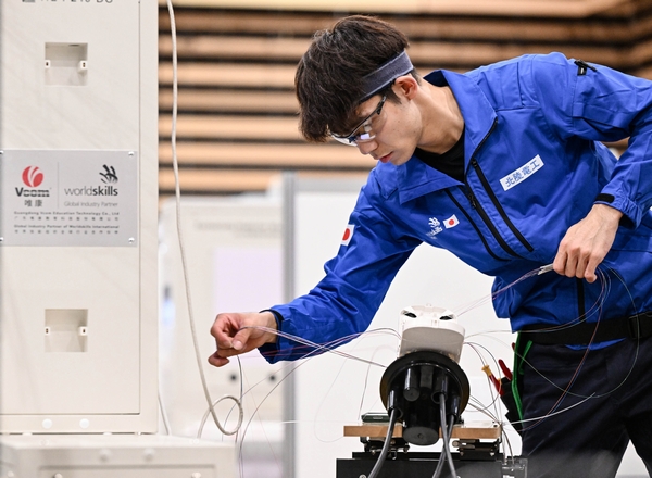 真剣なまなざしで競技に臨む野ツ俣選手