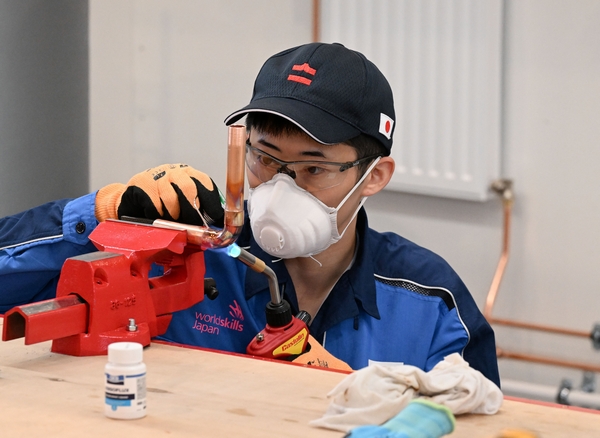 配管職種で敢闘賞を獲得した石井選手の競技の様子