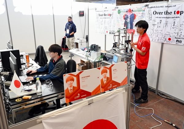 インダストリー4.0職種に出場した内山選手(左)と新田選手(右)の競技の様子