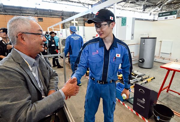 競技を終えた石井選手(右)。仲摩社長(左)が健闘を称えた