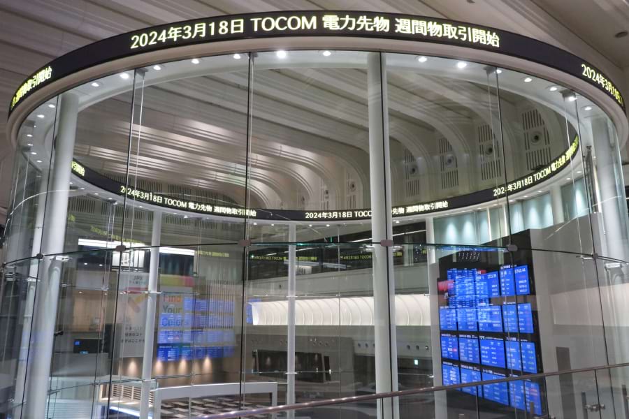 電力先物を駆使する新電力が存在感を増している(写真は電力先物の週間商品の取引開始を表示する電光掲示板)