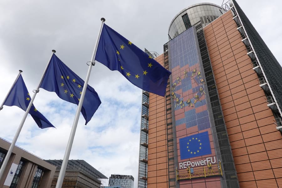 リパワーＥＵの垂れ幕が掲げられたＥＵ本部の欧州委員会ビル