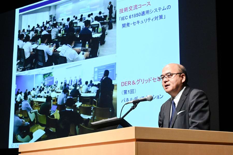 報告会冒頭にあいさつする平岩理事長（７日、東京・大手町）