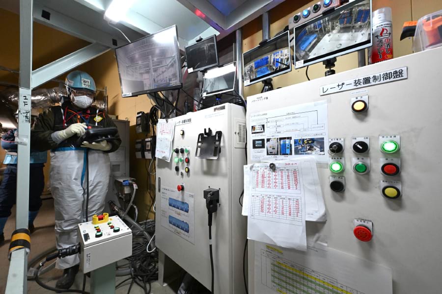 写真右側の壁の裏で行われる作業をモニターする監視操作通路