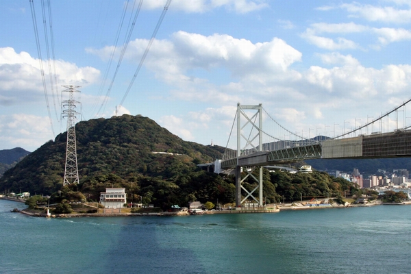 山口県下関市と北九州市門司区を結ぶ関門橋と並行して渡る門関連系線