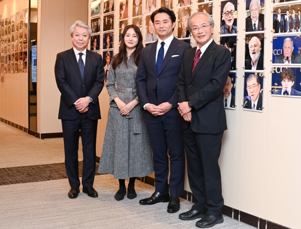 エネルギーを巡る国際情勢が混沌とする中、日本では第７次エネルギー基本計画やＧＸ２０４０ビジョンが示され、エネルギー・環境政策は新たなフェーズに入った。座談会ではエネルギー供給の課題や、今後のコスト上昇と国民意識などについて有識者から様々な意見が出された。座談会は日本外国特派員協会（ＦＣＣＪ）会議室で３月上旬に行われた。写真は（右から）参加者の有馬氏、杉村氏、牧之内氏、佐々木氏