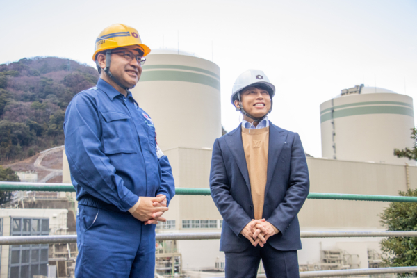 原子力発電所の状況について棚橋所長(左)から説明を受ける西川さん