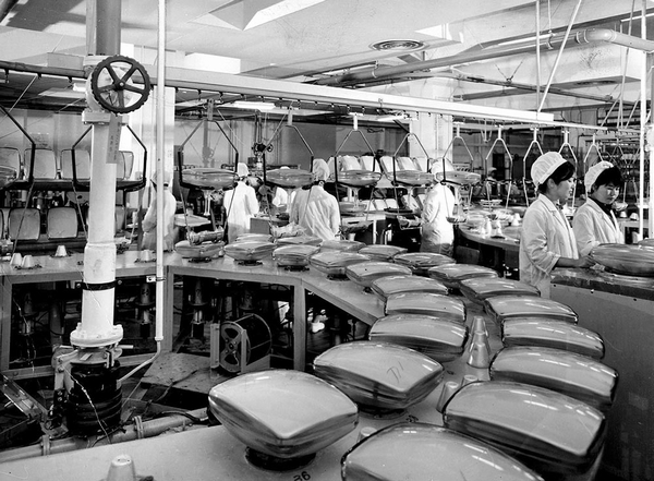 テレビの主要装置であり代名詞ともなった「ブラウン管」の製造工場(昭和38年、三菱電機京都製作所=当時)