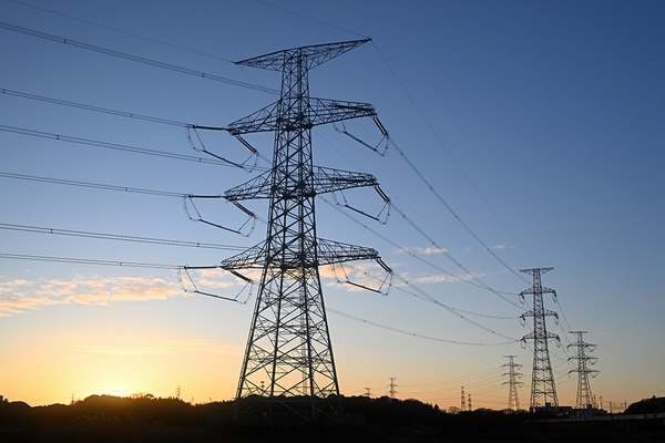 昭和40年代に実用化された50万V送電線は今も電力ネットワークの「骨格」を担っている(写真は東京電力パワーグリッド・房総線)