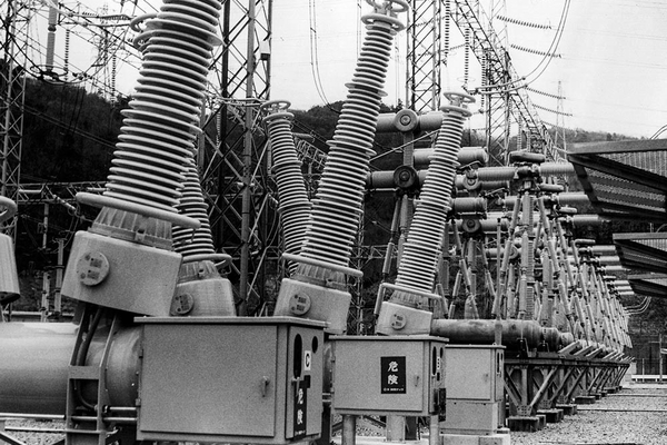 昭和の送変電・配電技術は世界トップレベルに発展した(GIS=ガス絶縁開閉装置=でコンパクト化した変電所)