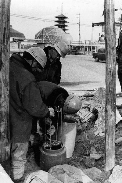 1970(昭和45)年に開催された大阪万博では、全地中配電方式が採用されるなど先進的な取り組みが万博の成功を支えた。写真は全地中配電方式の工事の様子