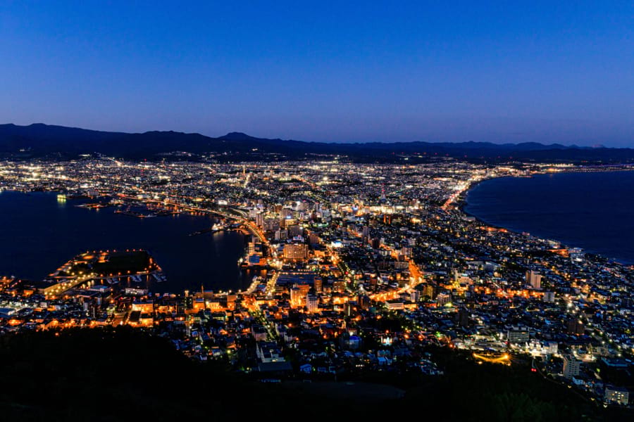 昭和における照明の普及とともに、きらびやかな夜景が、観光都市のアイコンの一つになっていった（写真は北海道函館市・函館山からの景観）