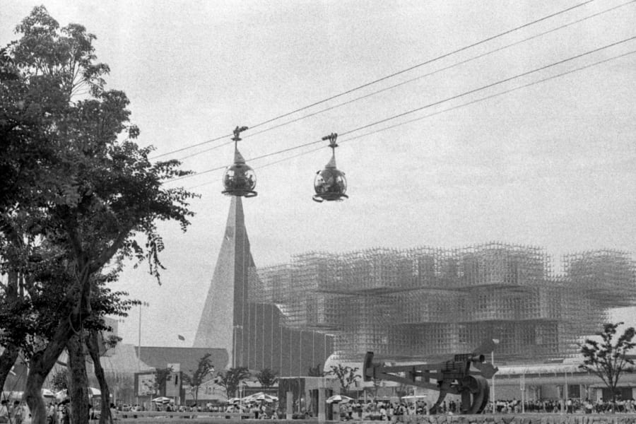 1970年大阪万博で活躍したロープウェイ（右下はスイス館の「光の木」）