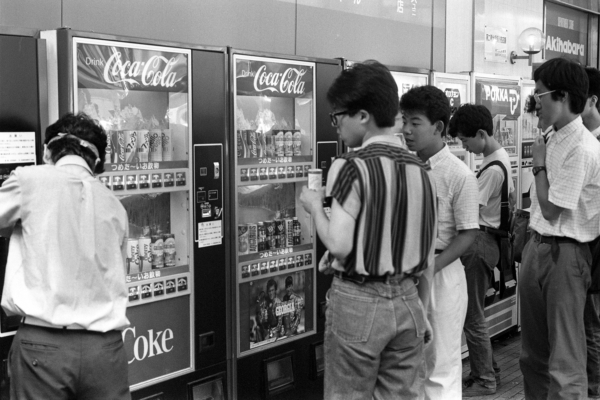 飲料自販機の台数は1970年代から80年代にかけての10年あまりの間で約5倍に。街角や駅、オフィスなどいたる場所に設置された自動販売機は、日本ならではの風景ともいえよう(写真は秋葉原の電気街に設置された自販機=1986年)