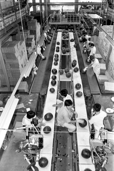 農業における電化の恩恵は、灌漑（かんがい）から育苗、出荷に至るまで多岐にわたる。写真は1987（昭和62）年に撮影された北海道共和町のスイカ集出荷施設