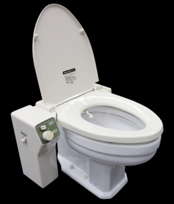 1980（昭和55）年に発売を開始したTOTOの「ウォシュレットG」。日本における温水洗浄便座の普及率は海外と比べても非常に高く、2人以上の世帯で82％に至っている（2024年3月末時点、内閣府資料より）