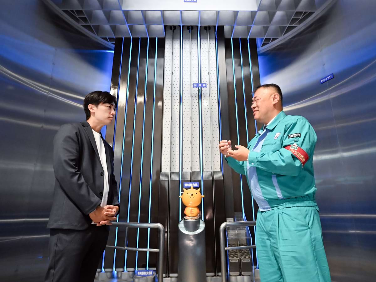 原子炉模型の前で阿川所長（右）から説明を受ける和田さん｜和田毅さん、島根原子力発電所を視察