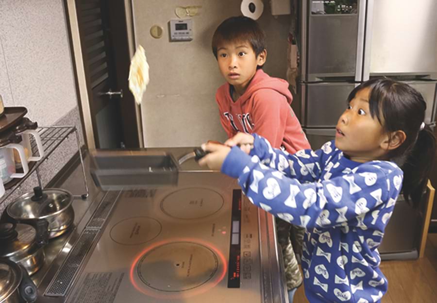 「目玉焼きが飛んだよ」林良子|第64回「電気のある生活」写真賞