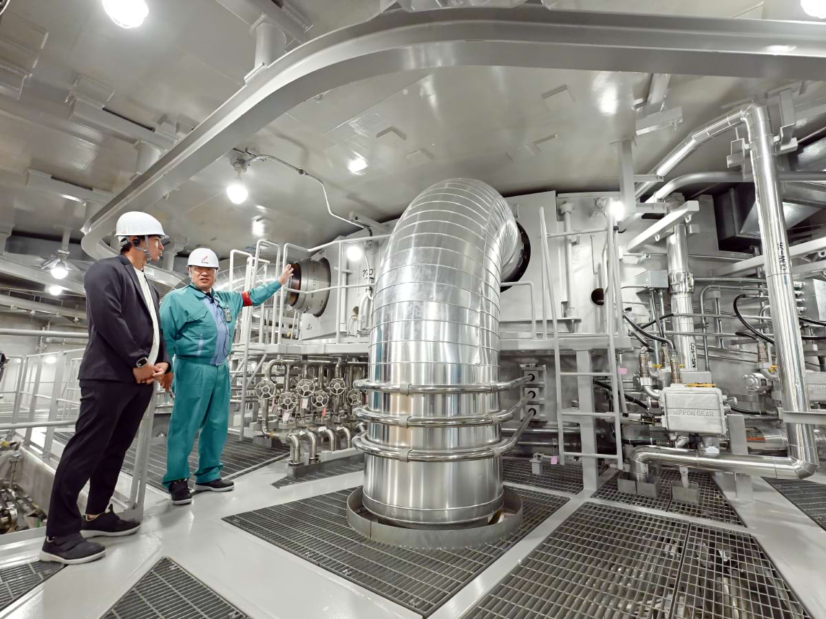 格納容器上部で、圧力容器に接続する配管類を確認した｜和田毅さん、島根原子力発電所を視察