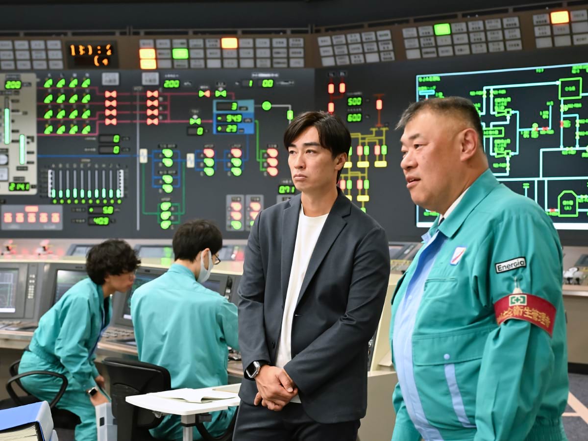 3号シミュレータの様子。大型ディスプレーで発電所の運転状況が一目で確認できる｜和田毅さん、島根原子力発電所を視察