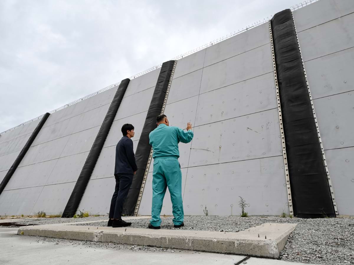 防波壁は海抜15メートルの高さを誇る｜和田毅さん、島根原子力発電所を視察