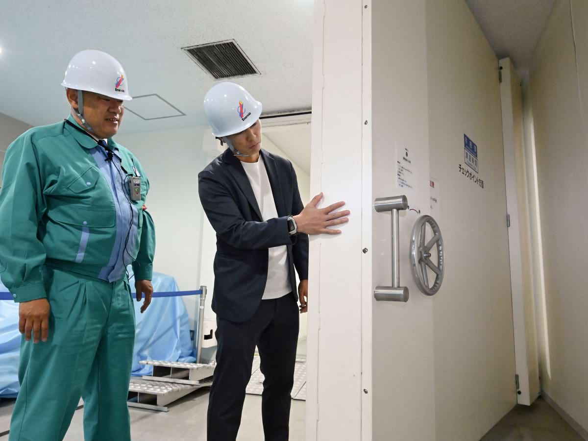 水密扉に手を当てて、厚みを体感した｜和田毅さん、島根原子力発電所を視察